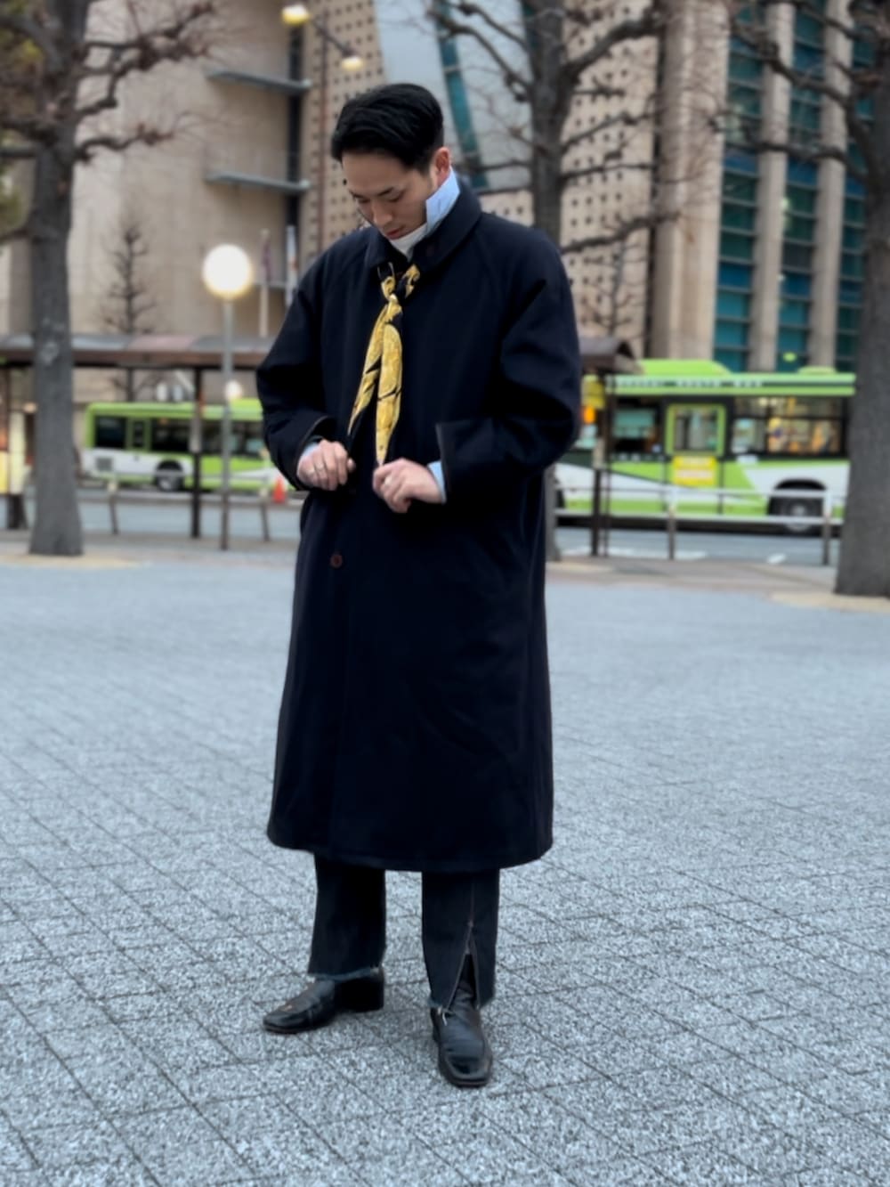 ブラック系のブーツ、ブルー系のデニムパンツ、ブルー系のシャツ/ブラウスを着用したメンズの冬コーディネートの2枚目の写真