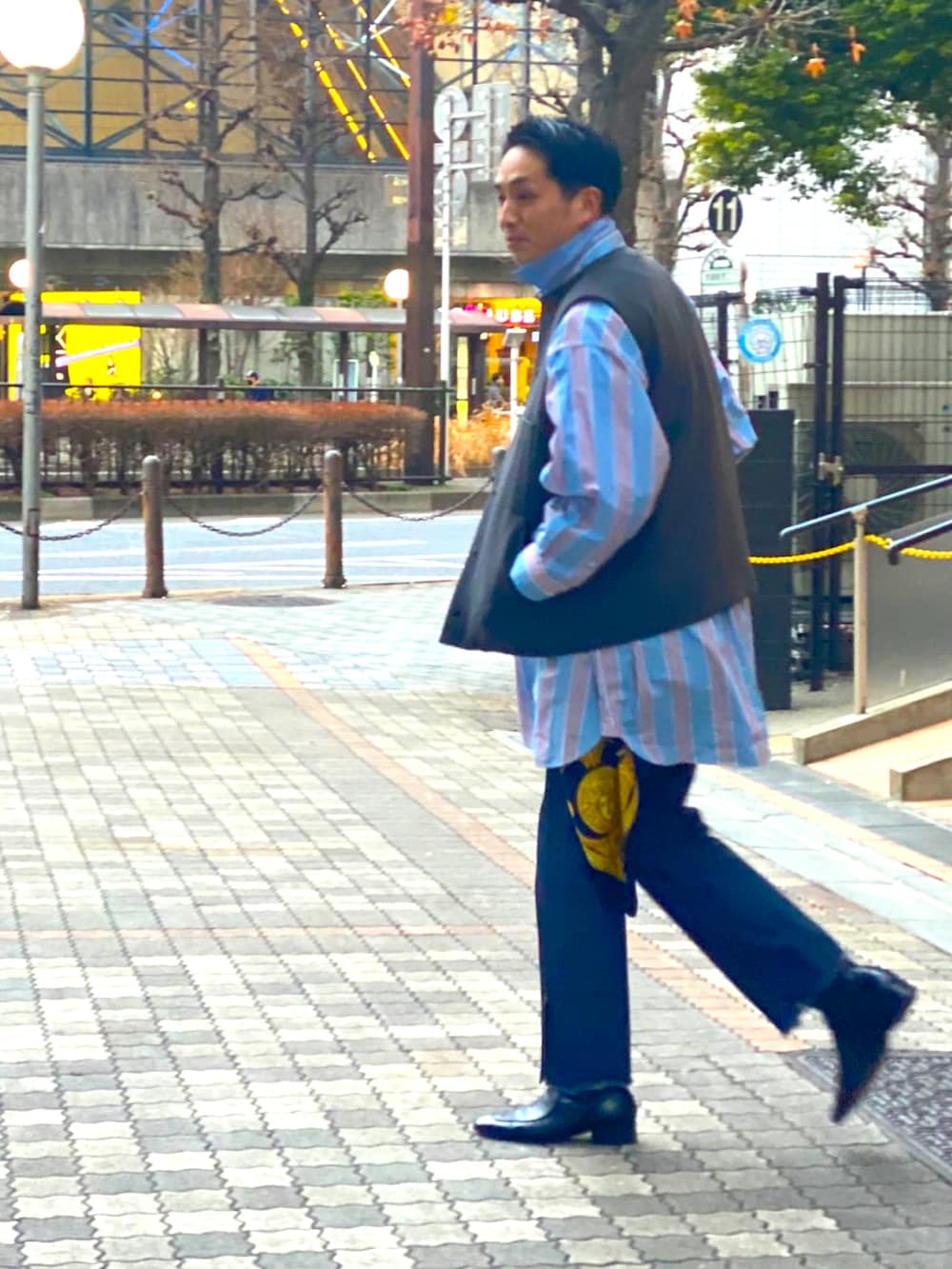 ブラック系のブーツ、ブルー系のデニムパンツ、ブルー系のシャツワンピースを着用したメンズの冬コーディネートの3枚目の写真