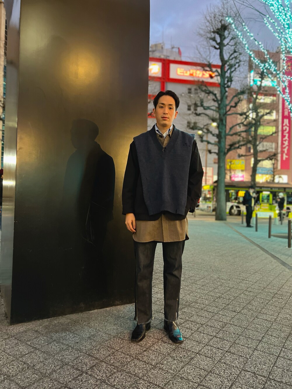 ブルー系のデニムパンツ、ブラック系のブーツ、ブラウン系のシャツ/ブラウスを着用したメンズの冬コーディネートの2枚目の写真