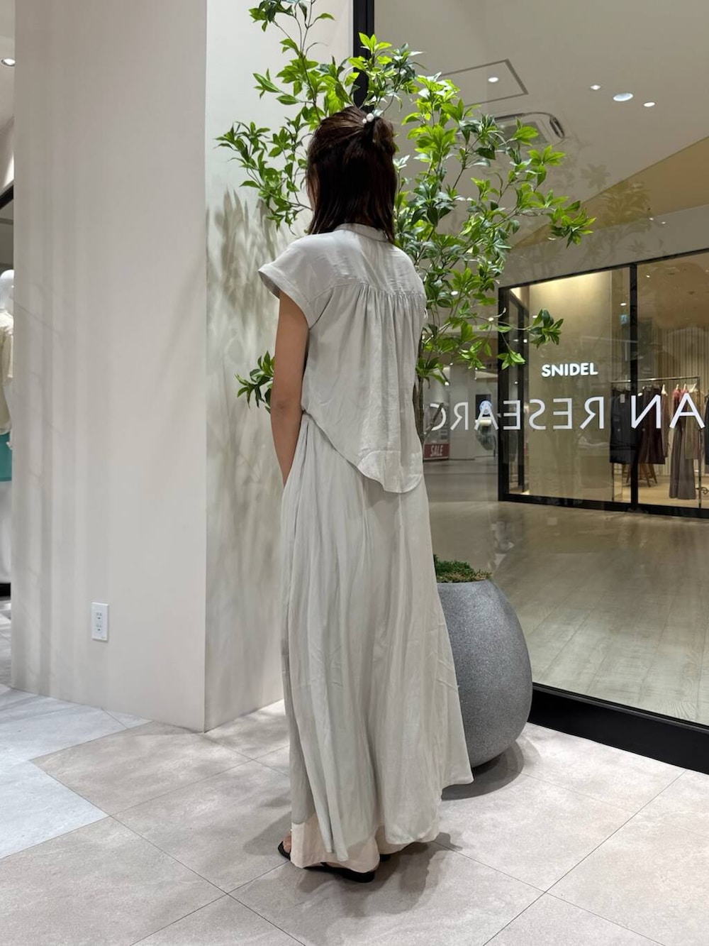 ベージュ系のその他パンツ、ホワイト系のハンドバッグ、グレー系のワンピースを着用したレディースの夏コーディネートの2枚目の写真