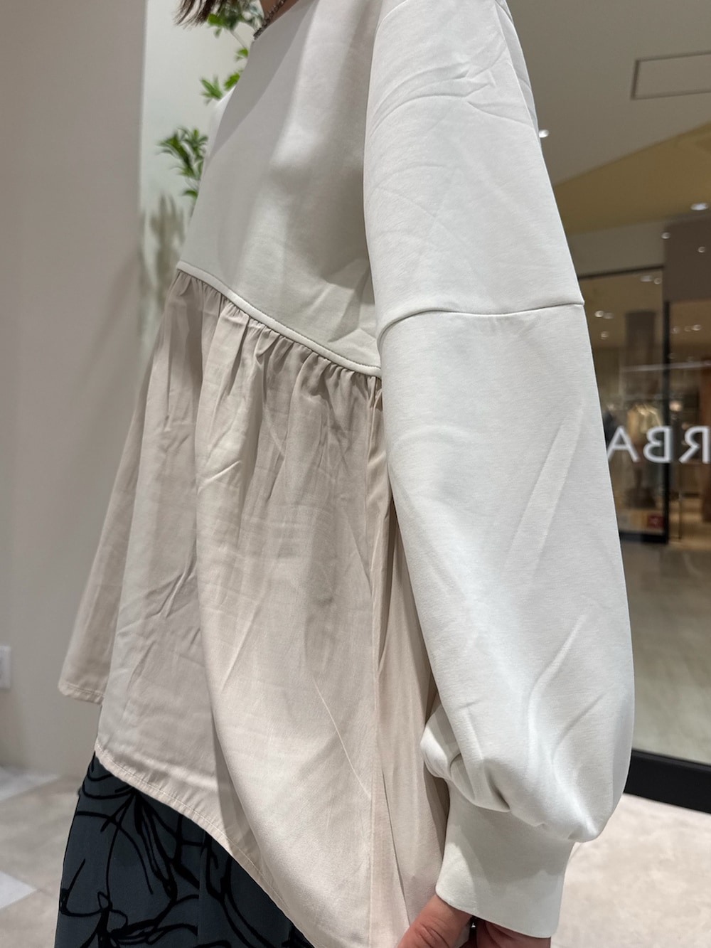 ホワイト系のTシャツ/カットソー、ブラウン系のその他パンツ、ホワイト系のトートバッグを着用したレディースの秋コーディネートの4枚目の写真