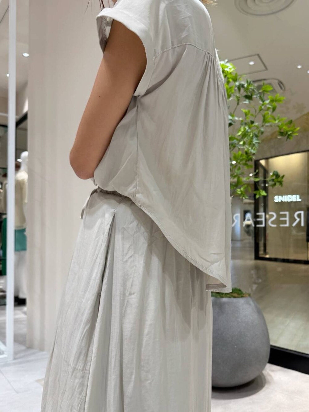 ベージュ系のその他パンツ、ホワイト系のハンドバッグ、グレー系のワンピースを着用したレディースの夏コーディネートの5枚目の写真