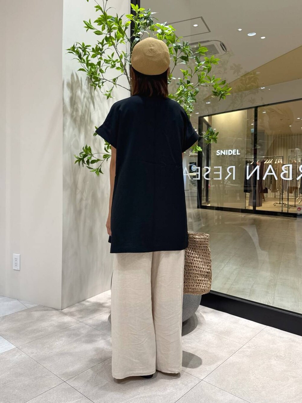 ベージュ系のその他パンツ、ブラック系のベスト、ベージュ系のトートバッグを着用したレディースの夏コーディネートの3枚目の写真