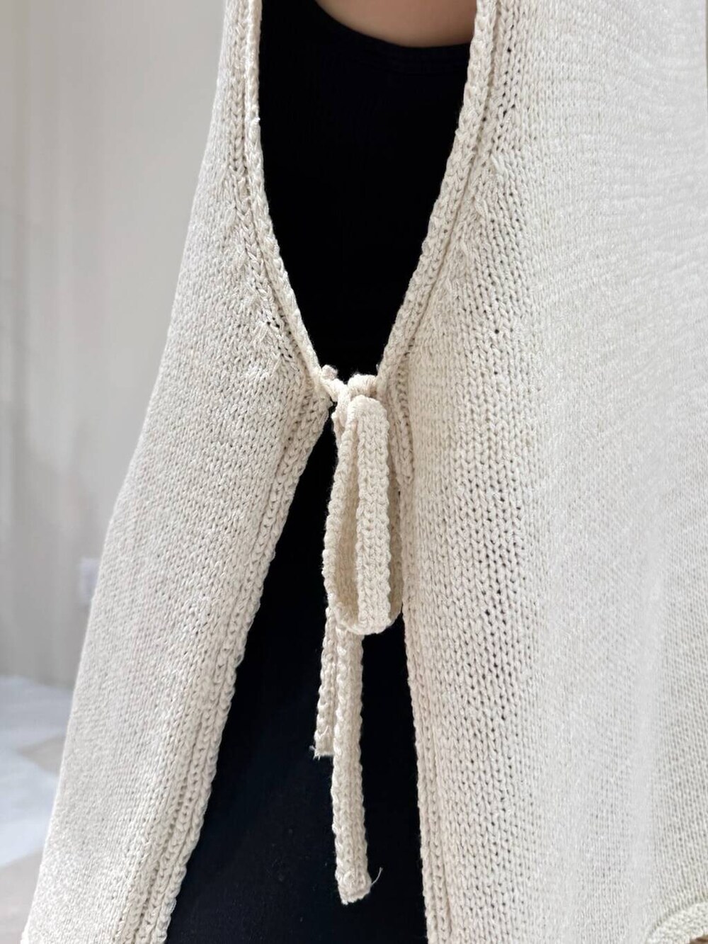 ブラック系のサンダル、ブラック系のその他パンツ、ベージュ系のハンドバッグを着用したレディースの夏コーディネートの4枚目の写真