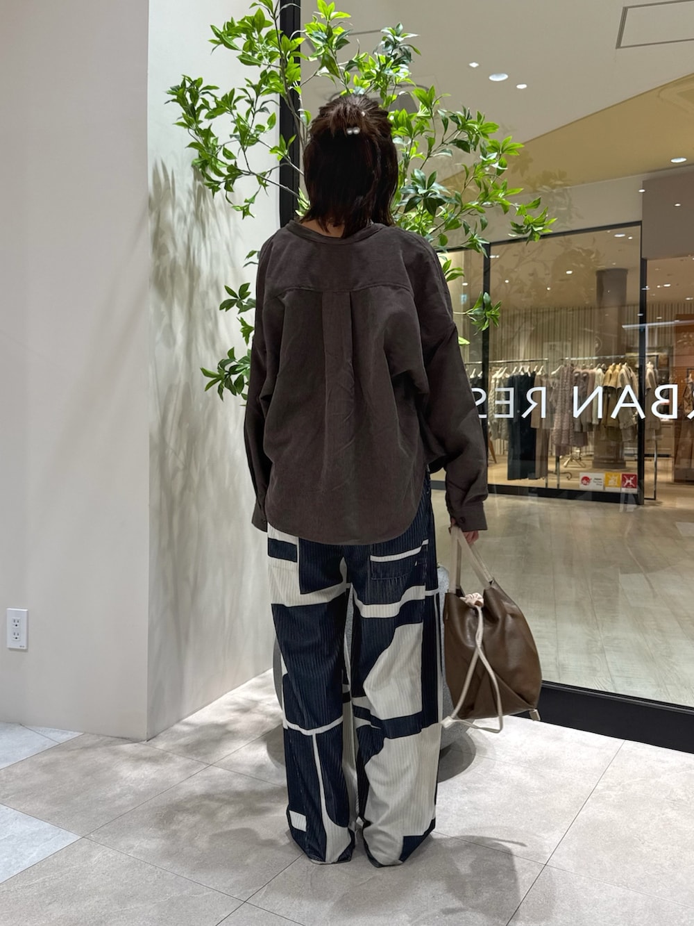 ブラウン系のシャツ/ブラウス、ブラウン系のショルダーバッグを着用したレディースの秋コーディネートの3枚目の写真