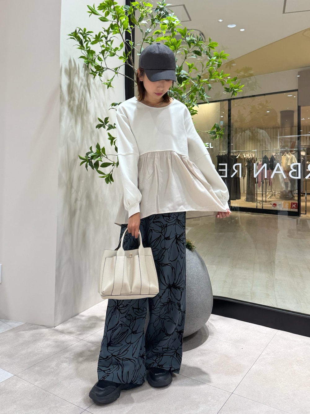 ホワイト系のTシャツ/カットソー、ブラウン系のその他パンツ、ホワイト系のトートバッグを着用したレディースの秋コーディネートの3枚目の写真