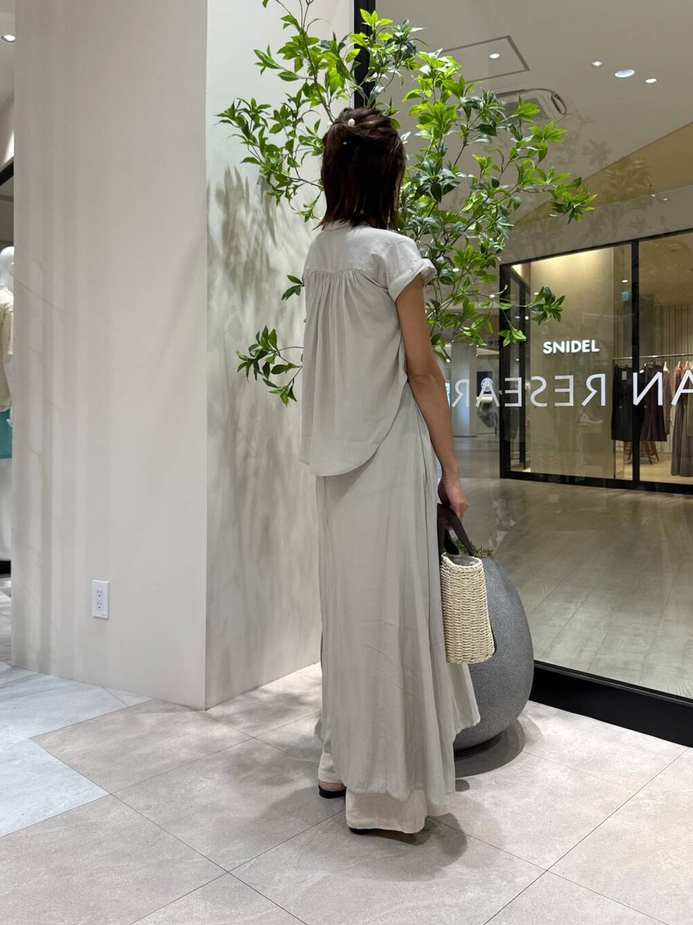 ベージュ系のその他パンツ、ホワイト系のハンドバッグ、グレー系のワンピースを着用したレディースの夏コーディネートの3枚目の写真