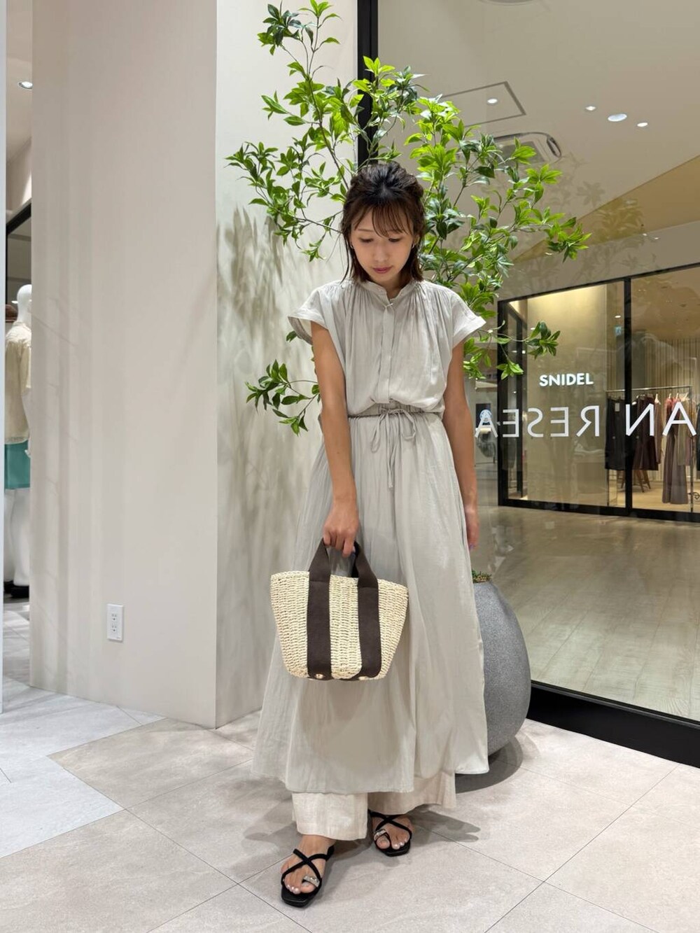 ベージュ系のその他パンツ、ホワイト系のハンドバッグ、グレー系のワンピースを着用したレディースの夏コーディネートの4枚目の写真