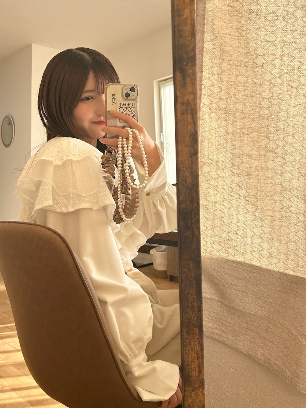 ホワイト系のシャツ/ブラウス、ベージュ系のパンツを着用したレディースの夏コーディネートの3枚目の写真