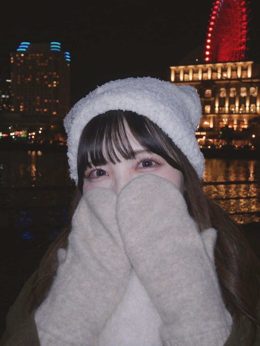 その他のジャケット/アウター、ブラック系のスカート、ホワイト系のマフラーを着用したレディースの冬コーディネートの2枚目の写真