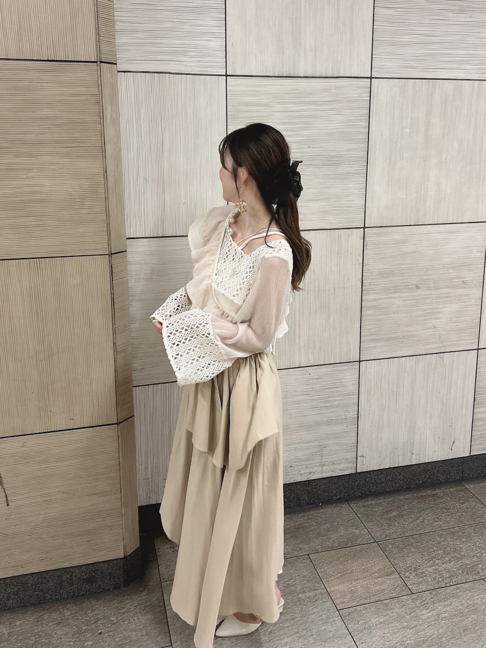 ベージュ系のスカート、ホワイト系のシャツ/ブラウス、ホワイト系のパンプスを着用したレディースの夏コーディネートの2枚目の写真