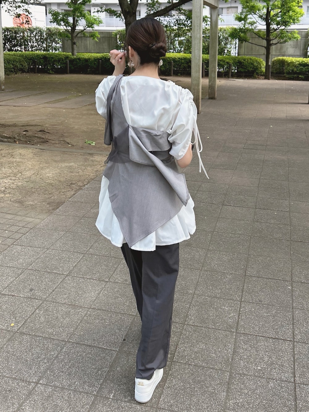 ホワイト系のシャツ/ブラウス、グレー系のその他トップス、グレー系のその他パンツを着用したレディースの夏コーディネートの5枚目の写真