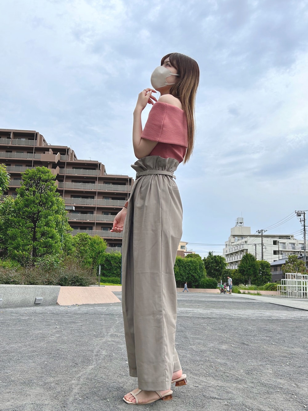 ピンク系のニット/セーター、ベージュ系のパンツ、ベージュ系のサンダルを着用したレディースの夏コーディネートの3枚目の写真