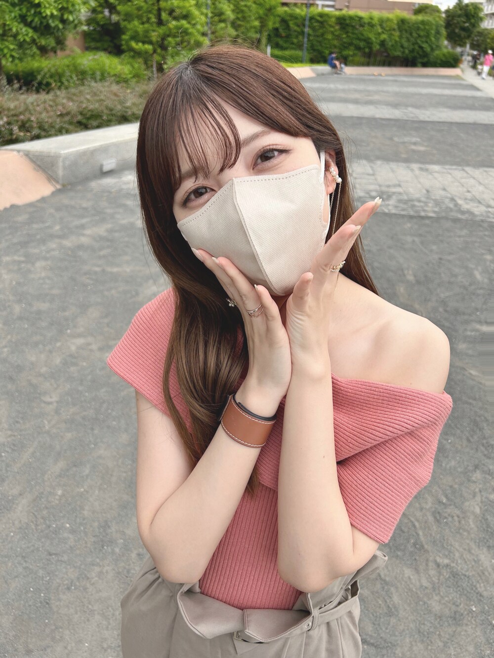 ピンク系のニット/セーター、ベージュ系のパンツ、ベージュ系のサンダルを着用したレディースの夏コーディネートの2枚目の写真