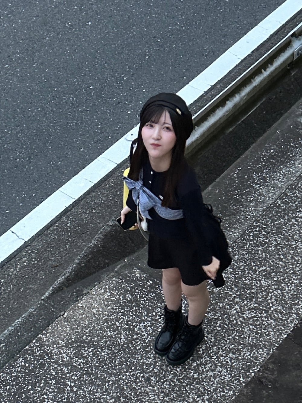 その他のカーディガン/ボレロ、ブラック系のスカート、ブラック系のハンチング/ベレー帽を着用したレディースの夏コーディネートの2枚目の写真