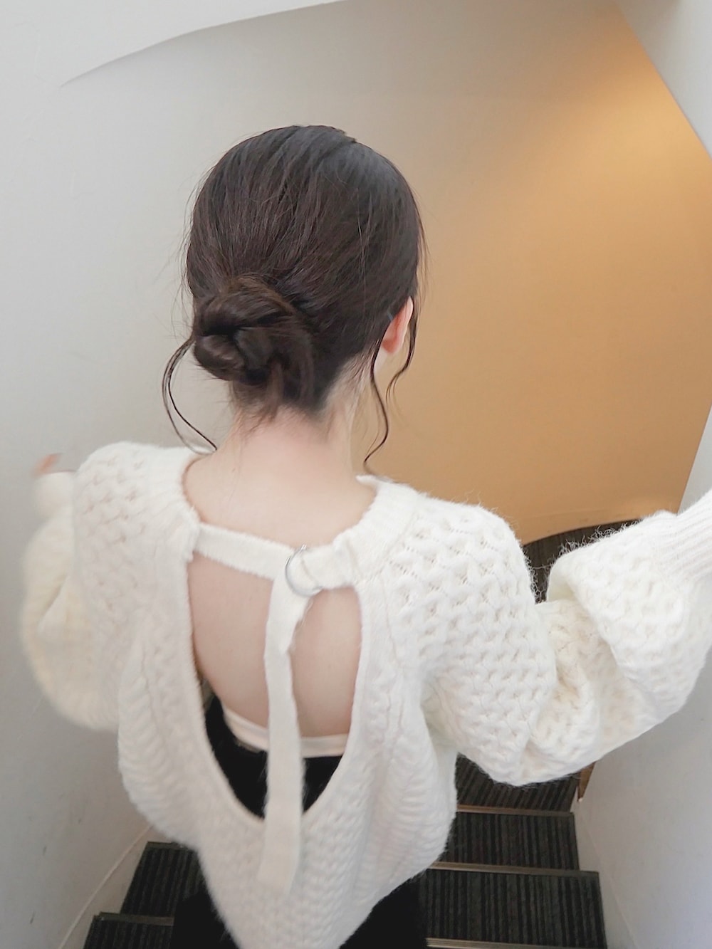 ホワイト系のニット/セーター、ブラック系のスカート、ホワイト系のキャミソールを着用したレディースの秋コーディネートの2枚目の写真