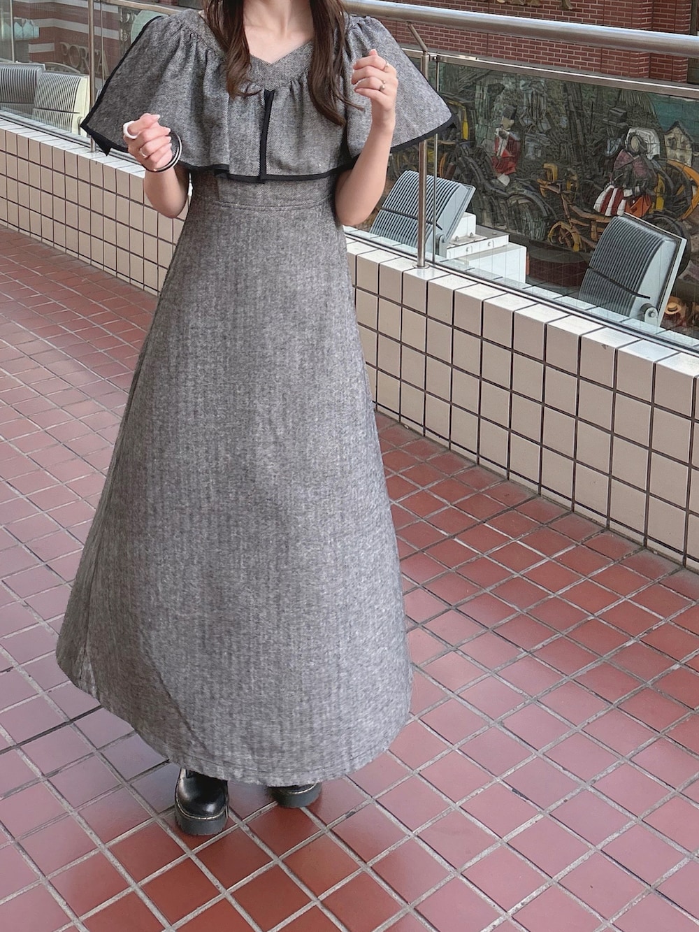 グレー系のワンピース/ドレス、ブラック系のブーツ、ホワイト系のバングル/リストバンドを着用したレディースの秋コーディネートの3枚目の写真