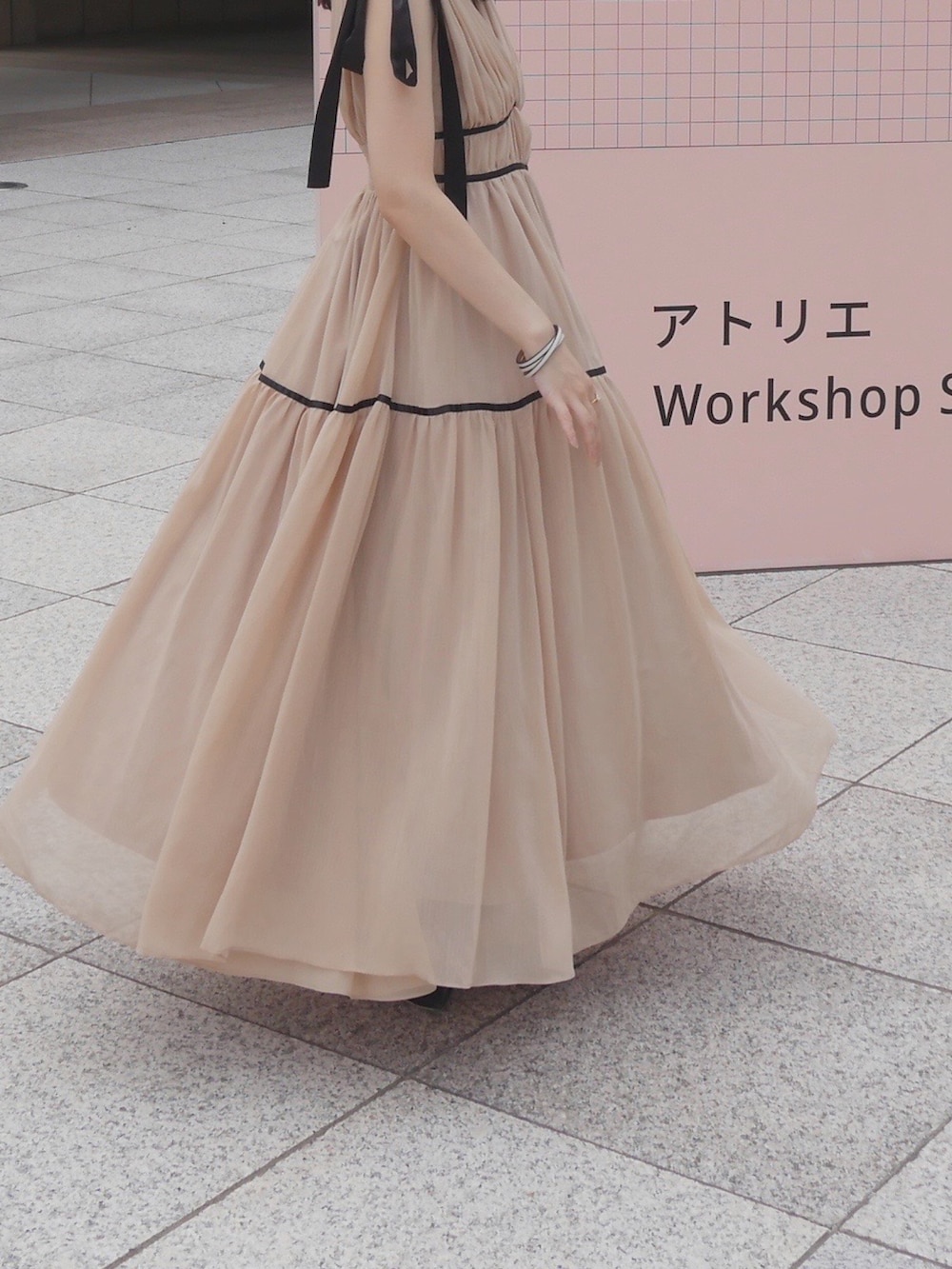 ベージュ系のワンピース、ホワイト系のバングル/リストバンドを着用したレディースの秋コーディネートの3枚目の写真