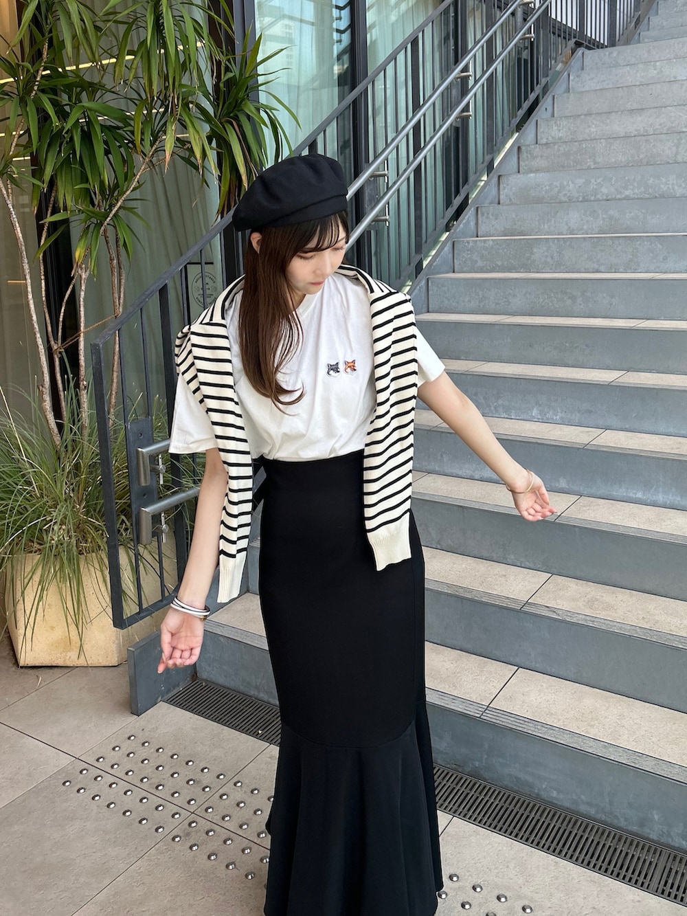 ホワイト系のTシャツ/カットソー、ブラック系のカーディガン/ボレロ、ブラック系のスカートを着用したレディースの夏コーディネートの3枚目の写真