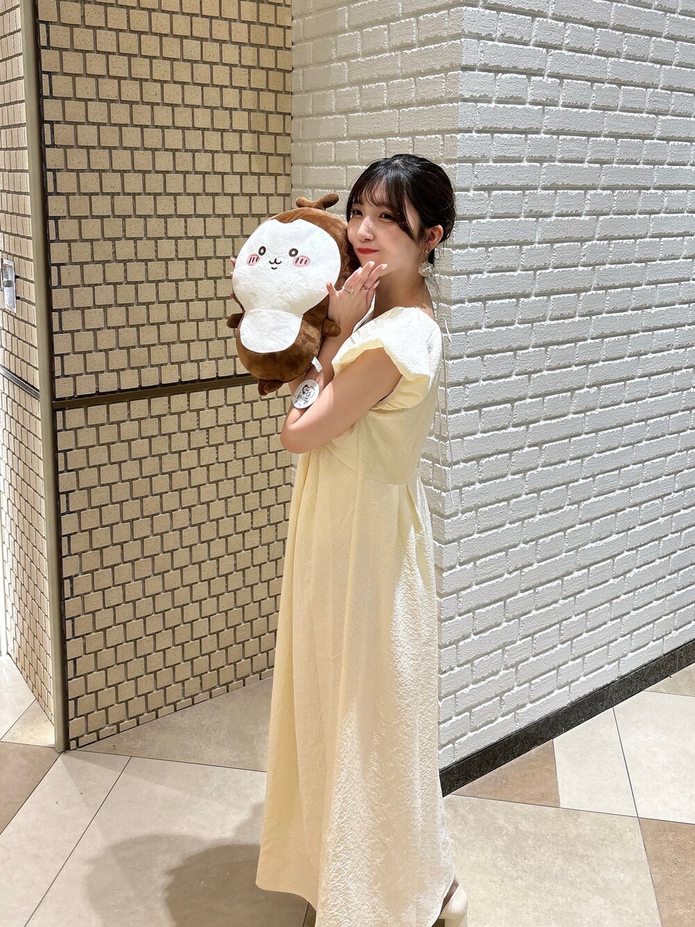 ホワイト系のワンピース/ドレス、ホワイト系のブーツを着用したレディースの夏コーディネートの3枚目の写真