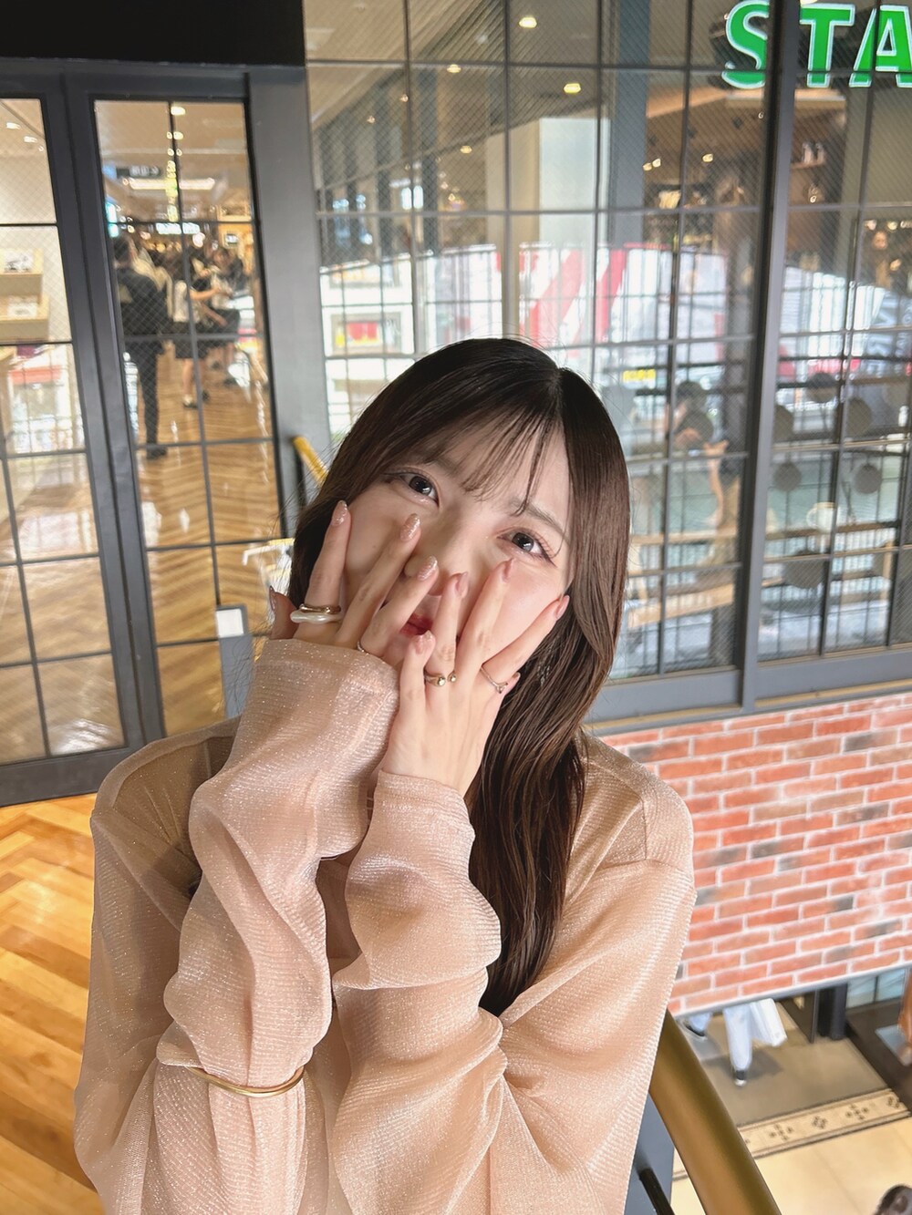 ブラック系のデニムパンツ、ピンク系のその他トップス、ベージュ系のブーツを着用したレディースの夏コーディネートの5枚目の写真