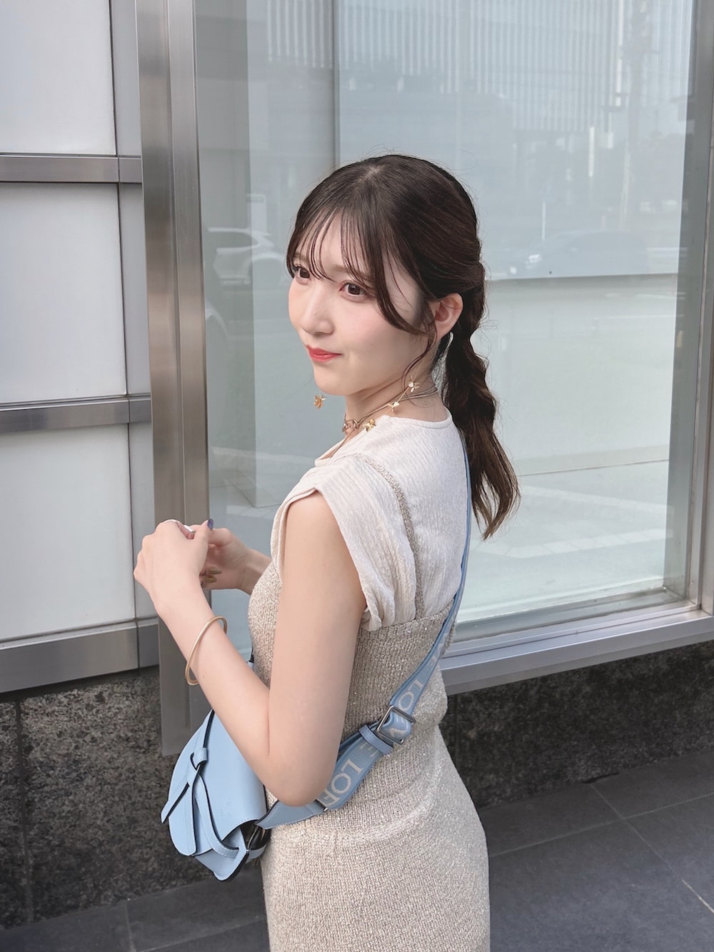 ベージュ系のスカート、ベージュ系のキャミソール、ホワイト系のTシャツ/カットソーを着用したレディースの夏コーディネートの3枚目の写真