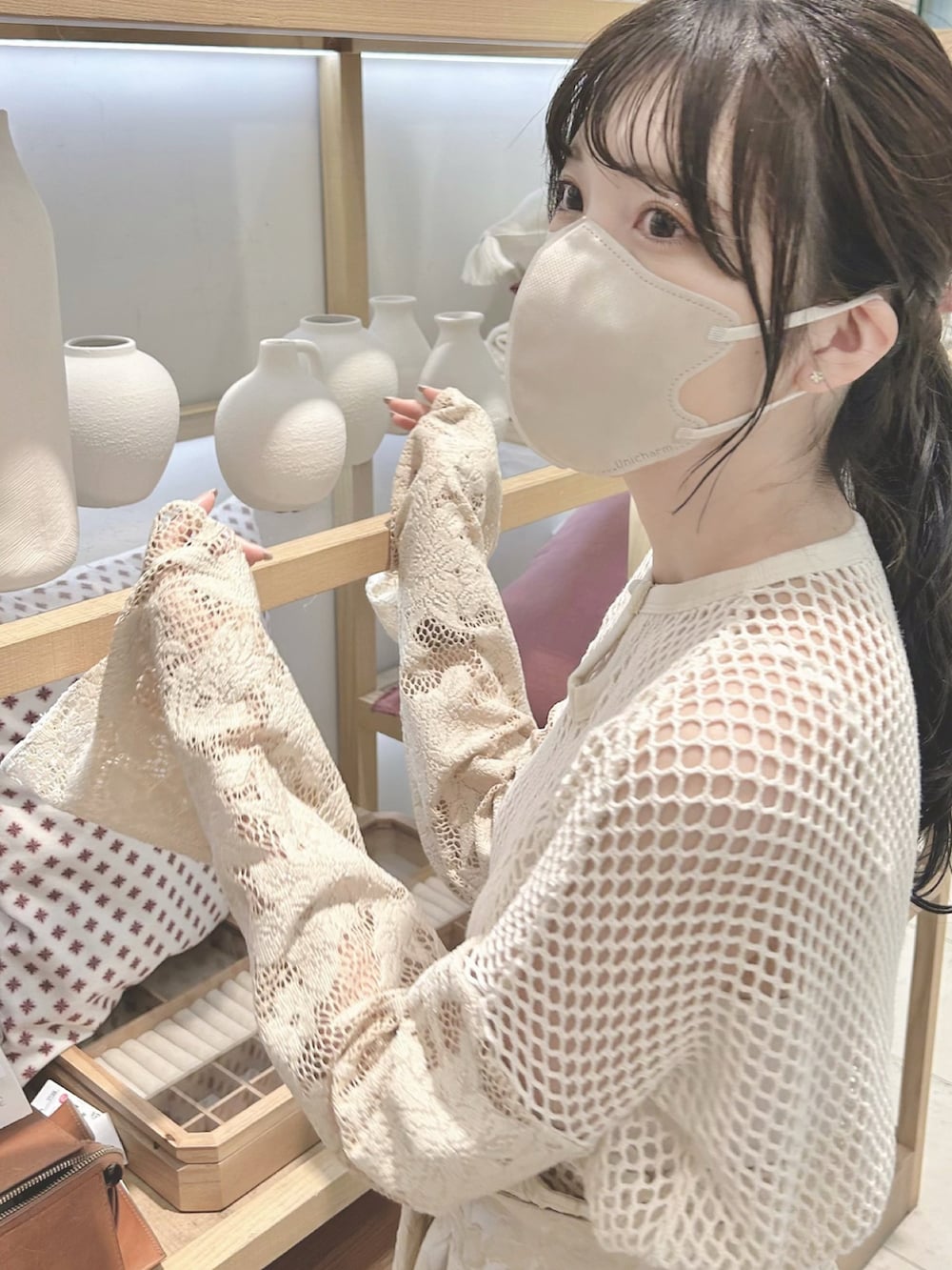 ベージュ系のスカート、ベージュ系のトップス、ベージュ系のブーツを着用したレディースの夏コーディネートの4枚目の写真