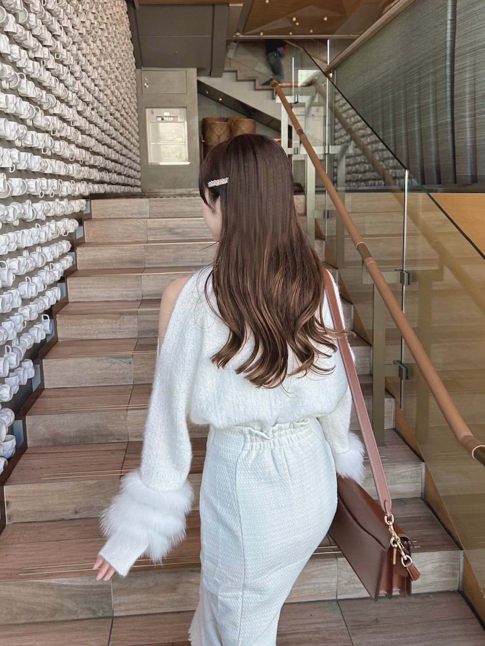 ホワイト系のスカート、ホワイト系のニット/セーターを着用したレディースの春コーディネートの2枚目の写真