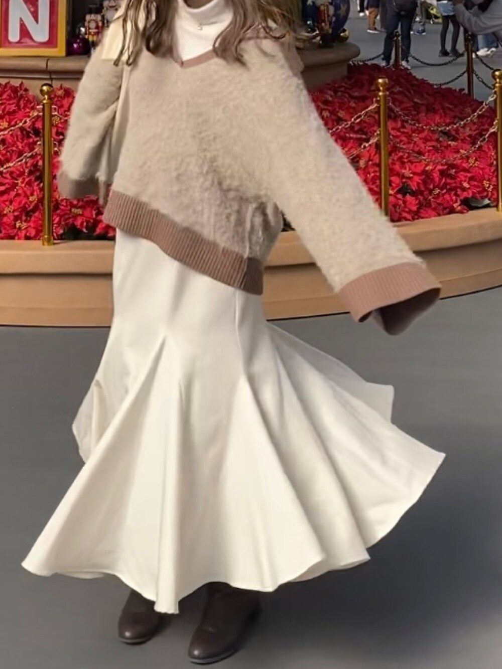 ブラウン系のニット/セーター、ホワイト系のスカート、ホワイト系のTシャツ/カットソーを着用したレディースの春コーディネートの3枚目の写真
