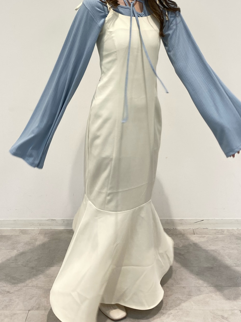 ホワイト系のワンピース、ブルー系のトップス、ホワイト系のバレエシューズを着用したレディースの春コーディネートの4枚目の写真