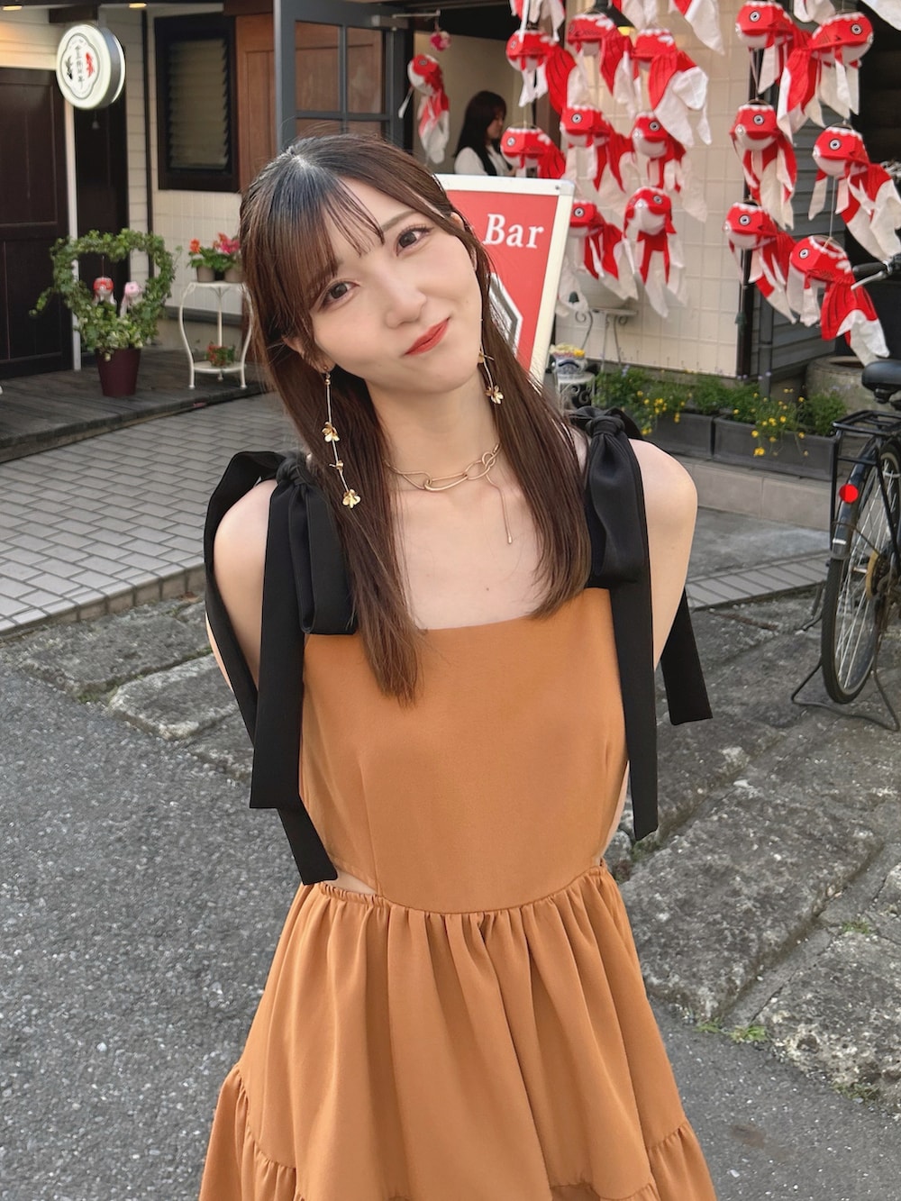 オレンジ系のワンピース/ドレスを着用したレディースの夏コーディネートの4枚目の写真