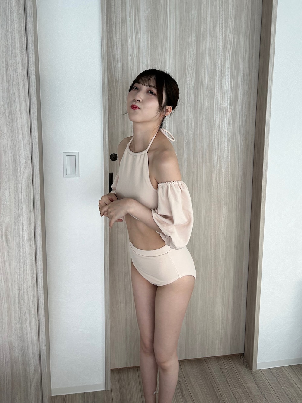 ピンク系の水着を着用したレディースの夏コーディネートの3枚目の写真