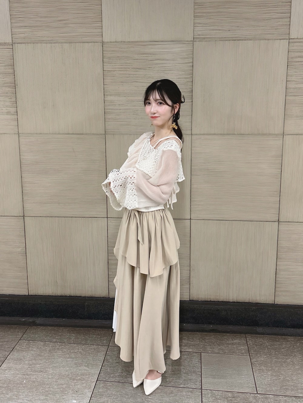 ベージュ系のスカート、ホワイト系のシャツ/ブラウス、ホワイト系のパンプスを着用したレディースの夏コーディネートの4枚目の写真