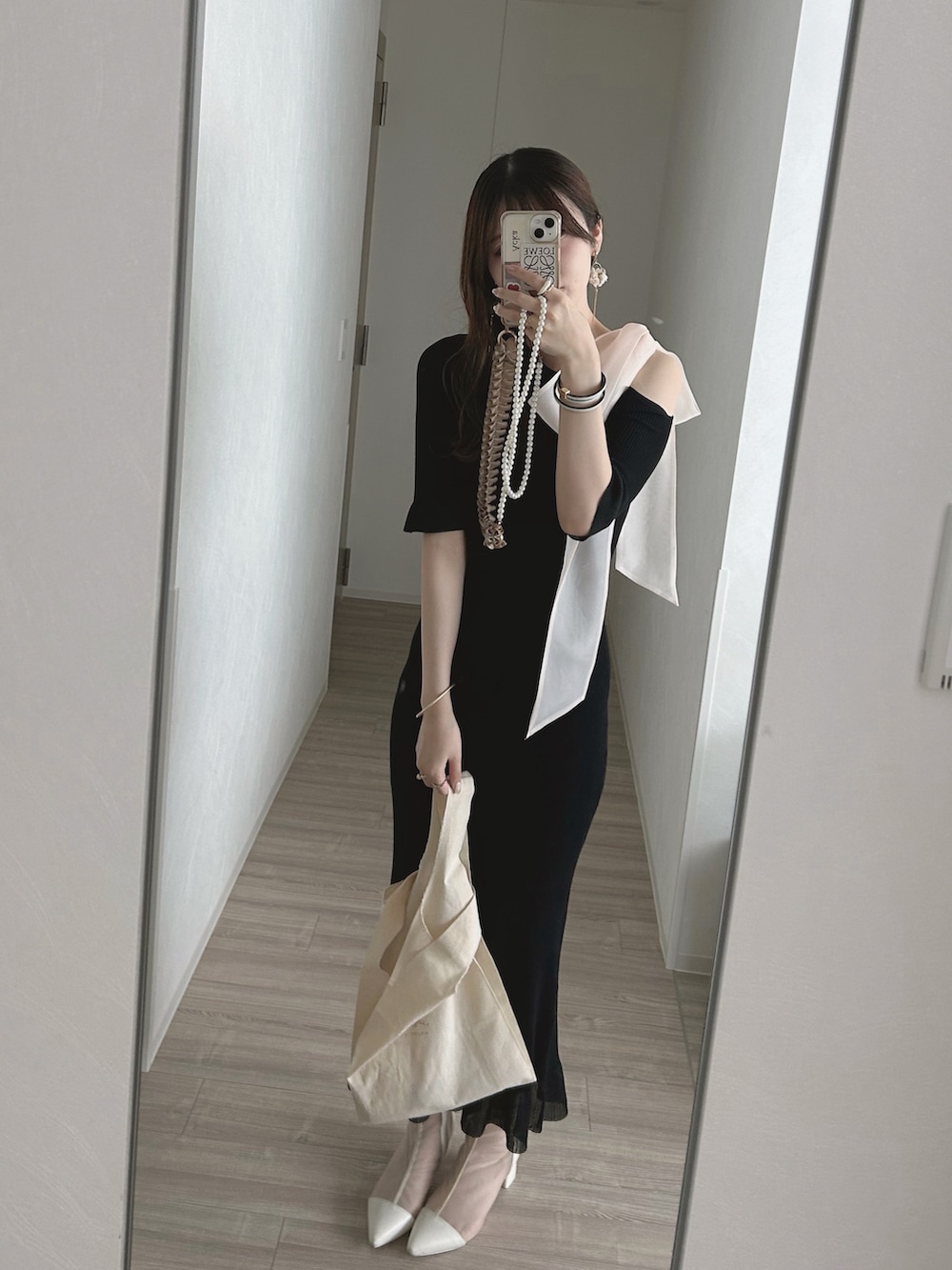 ブラック系のワンピース、ホワイト系のバングル/リストバンドを着用したレディースの夏コーディネートの4枚目の写真