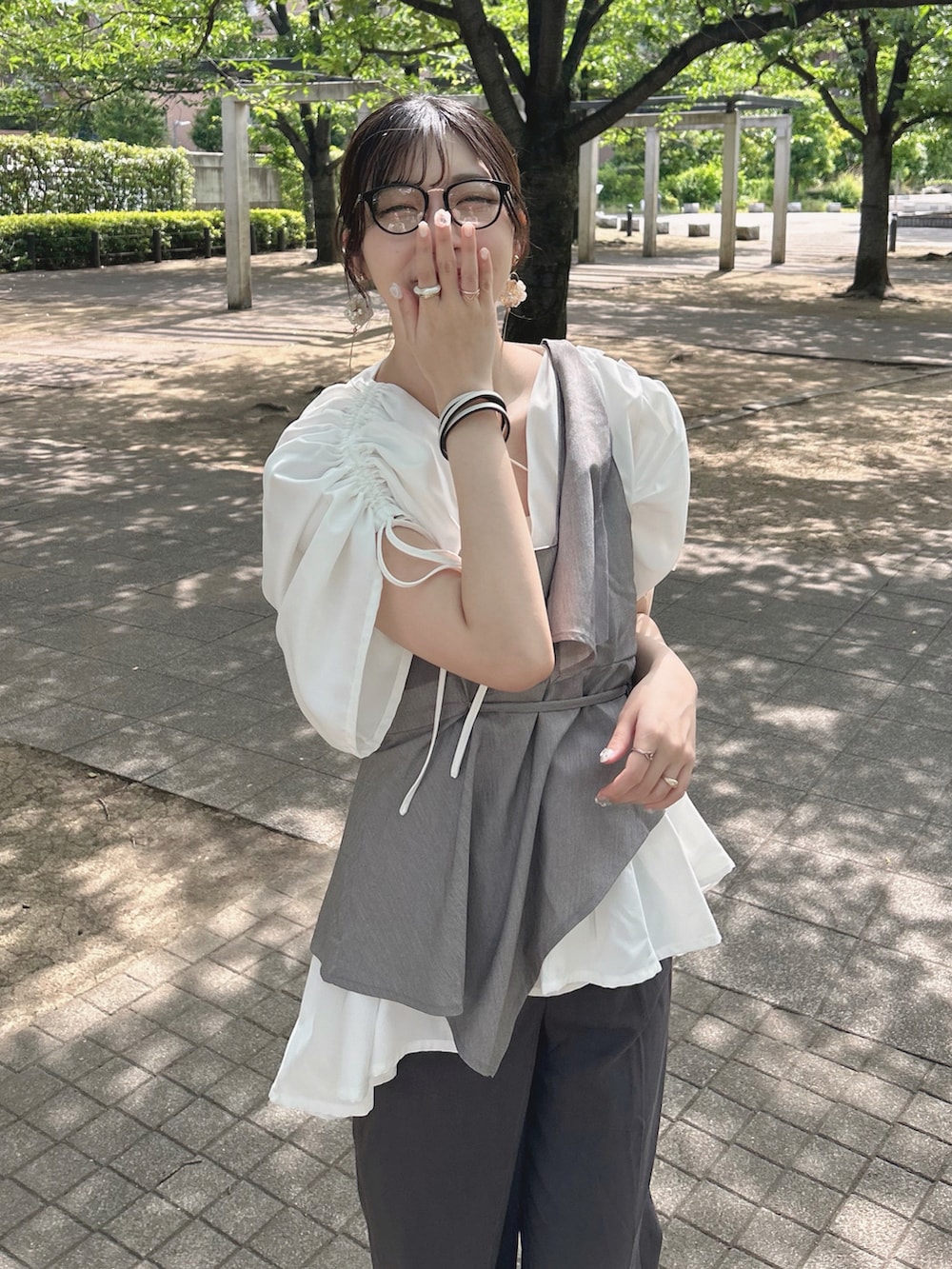 ホワイト系のシャツ/ブラウス、グレー系のその他トップス、グレー系のその他パンツを着用したレディースの夏コーディネートの3枚目の写真