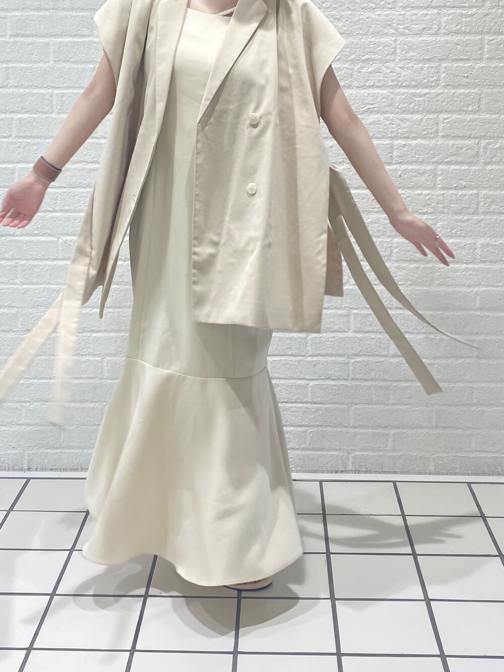 ホワイト系のジャケット/アウター、ホワイト系のワンピース、ホワイト系のサンダルを着用したレディースの夏コーディネートの4枚目の写真