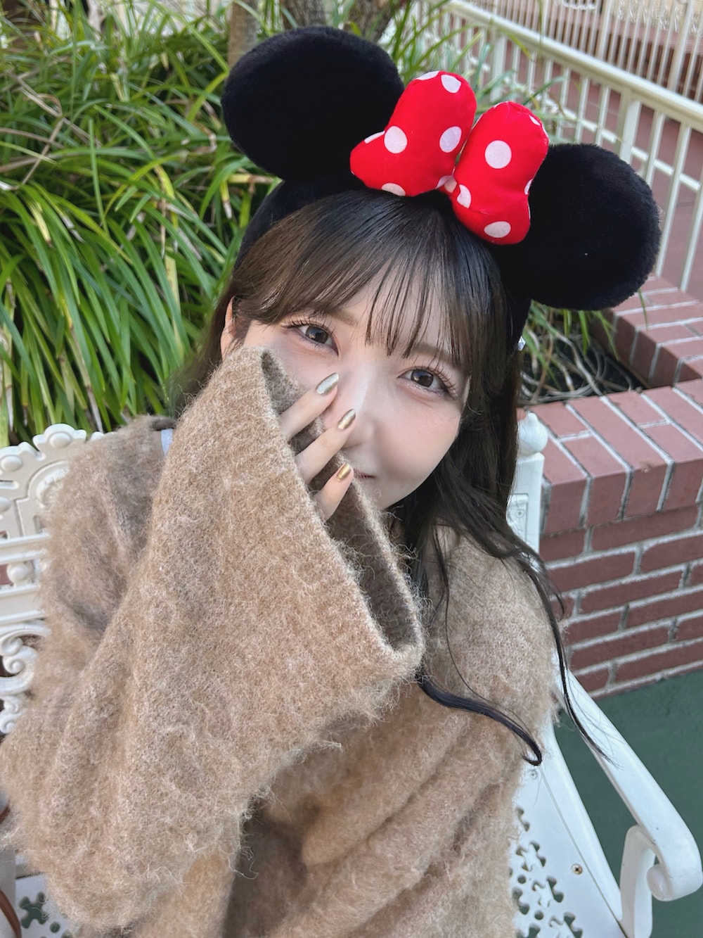 ブラウン系のニット/セーター、ベージュ系のブーツを着用したレディースの春コーディネートの2枚目の写真