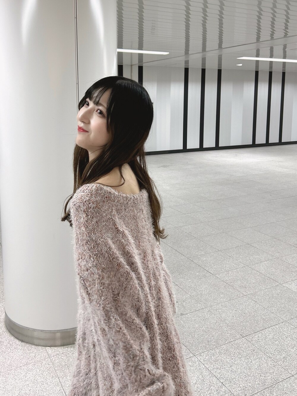 ピンク系のニット/セーター、ブラウン系のブーツを着用したレディースの秋コーディネートの2枚目の写真