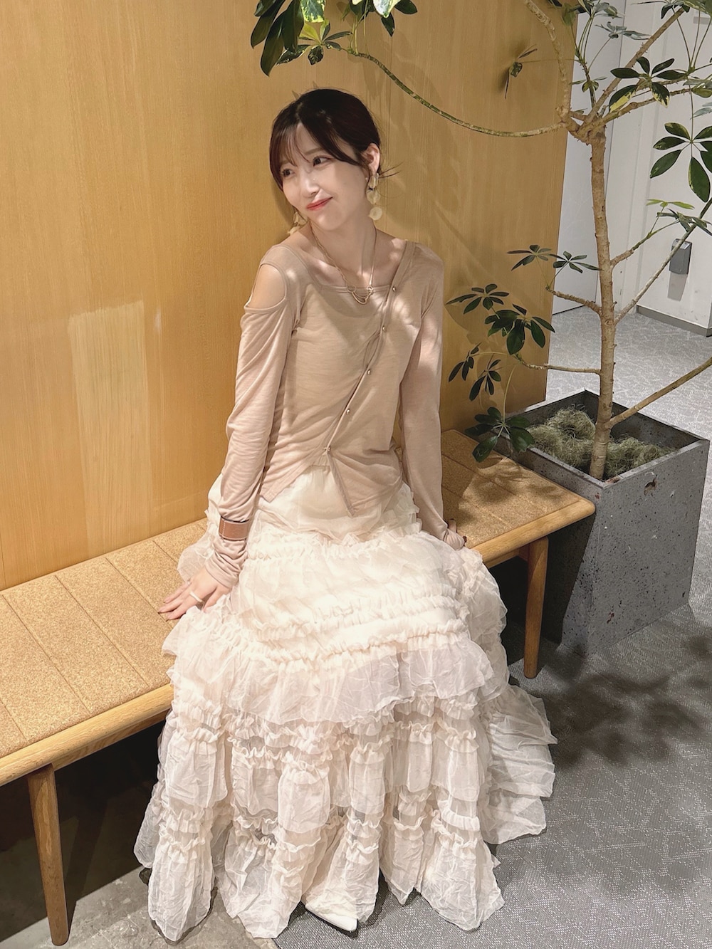 ベージュ系のトップス、ベージュ系のスカートを着用したレディースの夏コーディネートの2枚目の写真