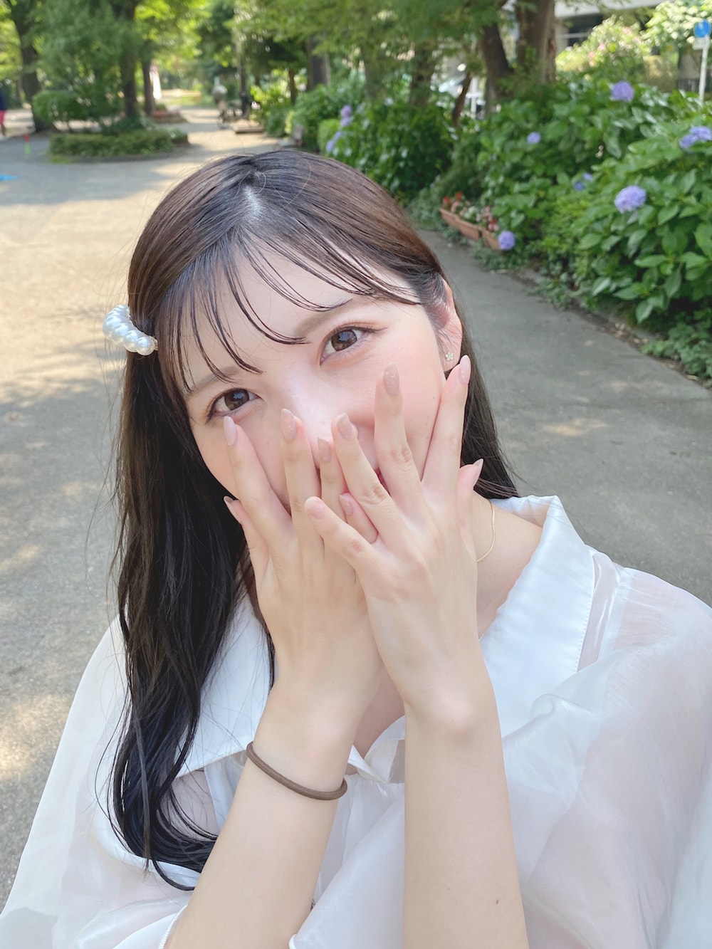 ブラック系のスカート、ホワイト系のその他トップス、ベージュ系のブーツを着用したレディースの夏コーディネートの2枚目の写真