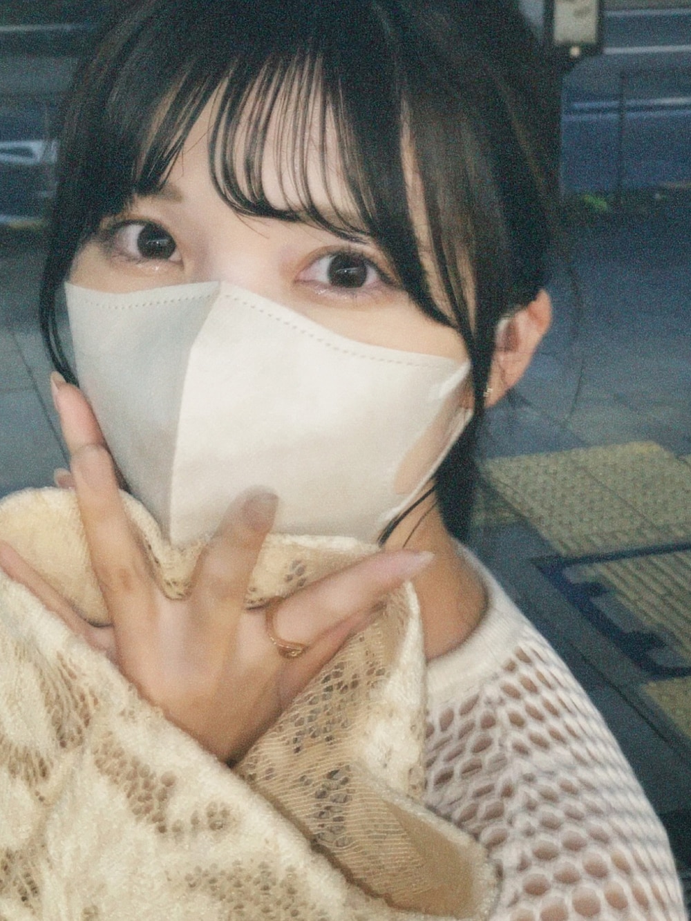 ベージュ系のスカート、ベージュ系のトップス、ベージュ系のブーツを着用したレディースの夏コーディネートの2枚目の写真