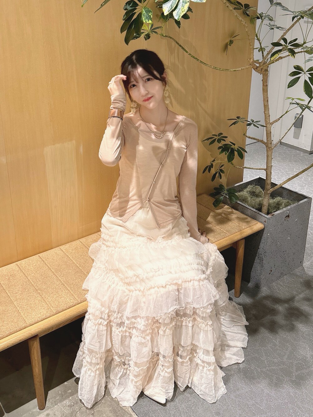 ベージュ系のトップス、ベージュ系のスカートを着用したレディースの夏コーディネートの3枚目の写真