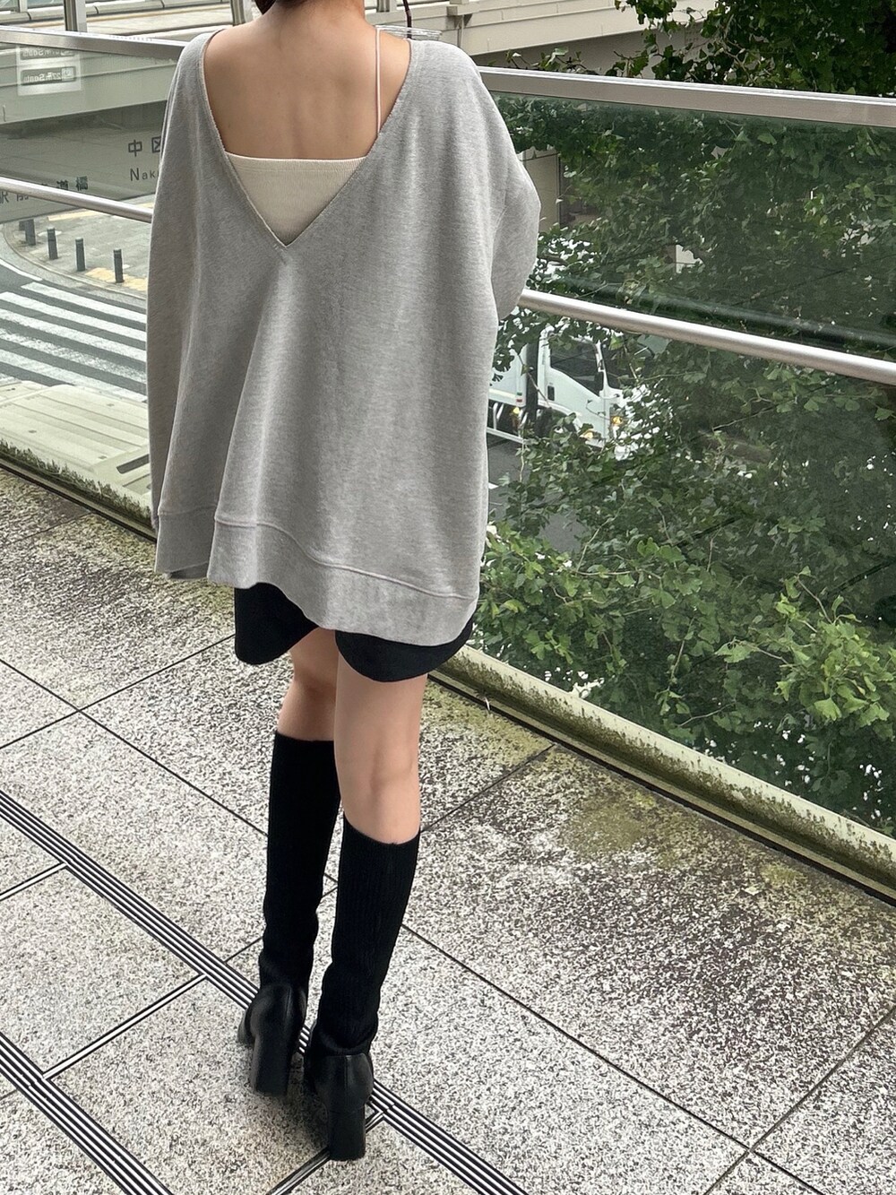 グレー系のスウェット、ブラック系のパンツ、ブラック系のハンチング/ベレー帽を着用したレディースの秋コーディネートの4枚目の写真