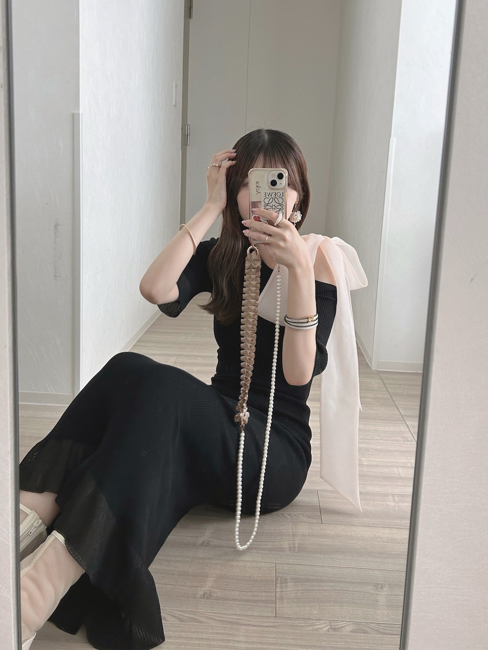 ブラック系のワンピース、ホワイト系のバングル/リストバンドを着用したレディースの夏コーディネートの3枚目の写真