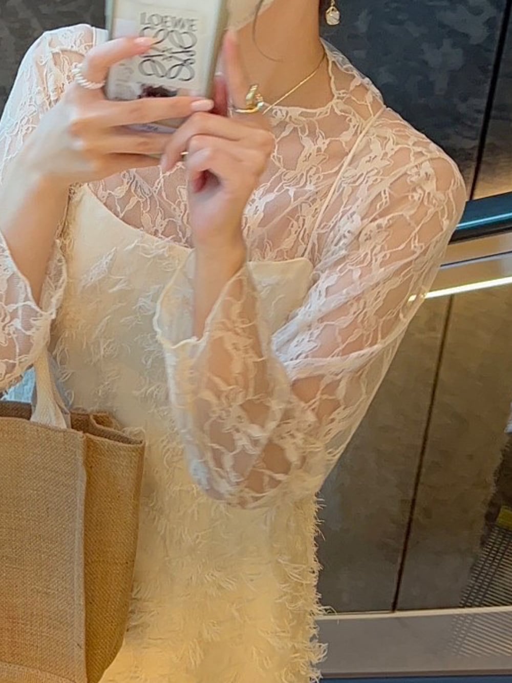 ホワイト系のワンピース、ホワイト系のその他トップス、ホワイト系のバレエシューズを着用したレディースの春コーディネートの3枚目の写真