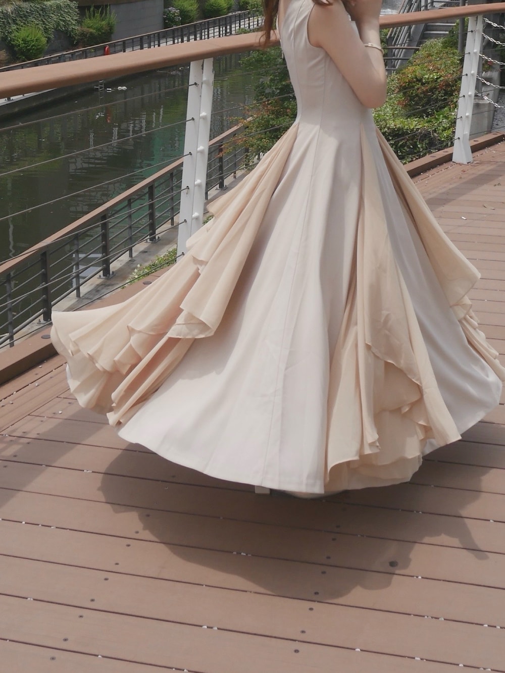 ピンク系のワンピースを着用したレディースの夏コーディネートの4枚目の写真