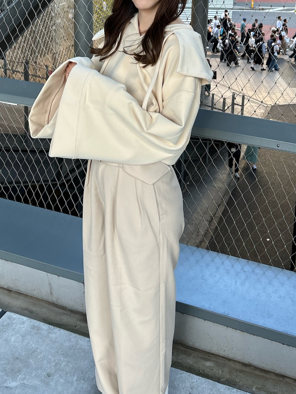「秋っぽコーデ更新中、淡色コーデ、シンプルスタイル、秋のコーデ、秋服、パンツコーデ、今日のコーデ、ラフコーデ、秋服準備はじめました、ワントーンコーデ、ベージュ、スニーカー、高身長、高身長女子、大人コーデ」｜「midealのアイテム（トップス、ベージュ系）」を使った、🌛さん（骨格ウェーブ・レディース・165cm）の秋コーディネートの2枚目の写真