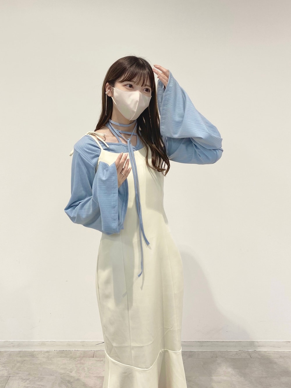 ホワイト系のワンピース、ブルー系のトップス、ホワイト系のバレエシューズを着用したレディースの春コーディネートの3枚目の写真