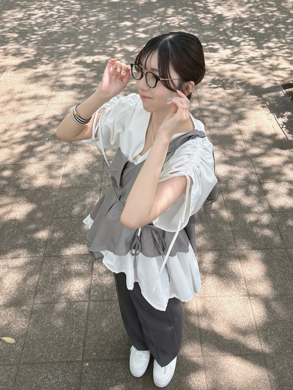 ホワイト系のシャツ/ブラウス、グレー系のその他トップス、グレー系のその他パンツを着用したレディースの夏コーディネートの4枚目の写真