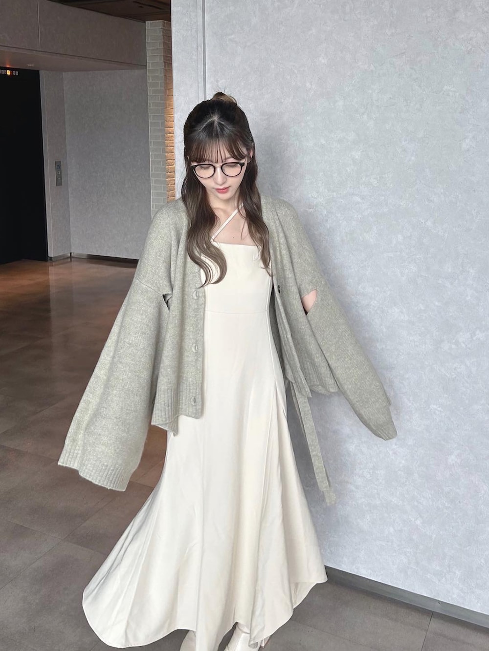 ベージュ系のブーツ、グレー系のカーディガン/ボレロ、ホワイト系のワンピース/ドレスを着用したレディースの秋コーディネートの4枚目の写真